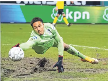  ?? FOTO: IMAGO/PRO SHOTS ?? Maduka Okoye pariert für seinen neuen Klub Sparta Rotterdam einen Torschuss.