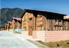  ??  ?? Las casas le dan un nuevo entorno al parque nacional .