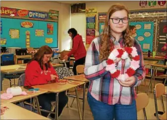  ?? LISA MITCHELL - DIGITAL FIRST MEDIA ?? Fleetwood students and teachers made Valentine wreaths for residents at Maidencree­k Place. Holding one of the finished wreaths is Emily Melchner, grade 8.
