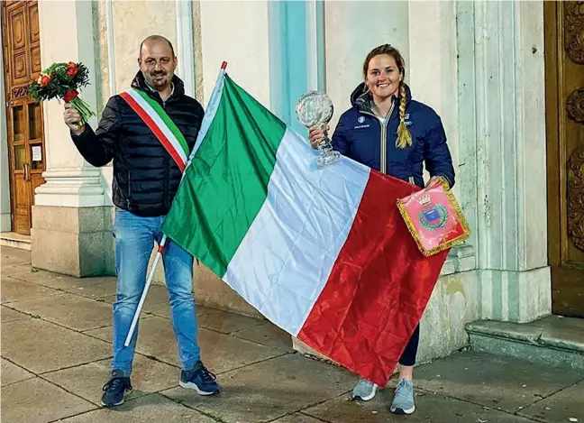  ??  ?? In piazza
Michela Moioli, 24 anni, in piazza Italia ad Alzano Lombardo, dove vive, con il sindaco Camillo Bertocchi al suo rientro dalla Svizzera, due giorni fa