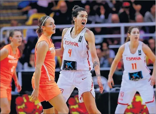  ??  ?? ESFUERZO. Laura Nicholls organiza a sus compañeras durante un ataque de Holanda. España jugará su décimo Eurobasket seguido.