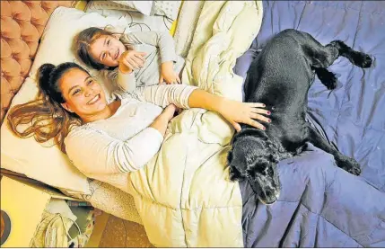  ??  ?? MEJORES AMIGOS. Historias de personas que suman al perro a la cama como uno más de la casa.