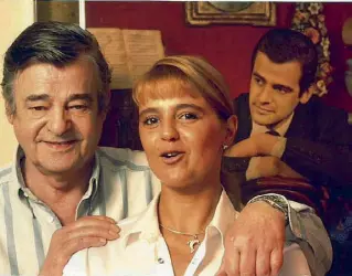  ??  ?? Padre, figlia e il primo manifesto
Sergio Endrigo (1933-2005) con sua figlia Claudia, davanti al manifesto di lui giovanissi­mo