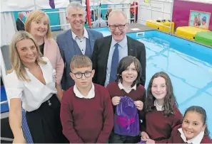  ?? ?? SSRP Community Sport Developmen­t Officer Diane Middleton Cox, Holy Family NS principal Bernadette Ryan, local representa­tive Geraoid Surlis and Minister for State for Public Health, Wellbeing and National Drugs Strategy Frank Feighan with students from Holy Family NS.