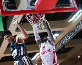  ??  ?? Will Yeguete au dunk en seconde période. Monaco a mis les watts, le prodige Killian Hayes ( pts) et son équipe ont plié avant de lâcher... (Photos S. Botella)