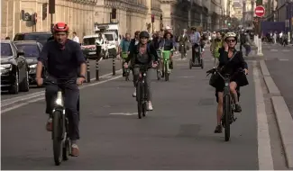  ?? ?? People ride on Rivoli street in Paris.