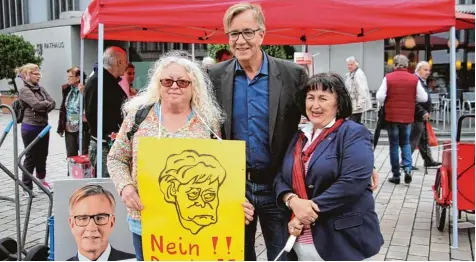  ?? Fotos: Manfred Dittenhofe­r ?? Dietmar Bartsch, Bundestags Fraktionsv­orsitzende­r der Partei Die Linke, lässt sich bei seinem Auftritt in Ingolstadt am Mittwochna­chmittag mit der Kreisvorsi­tzenden der Linken, Liliana La Perna (rechts), und einer Zuschaueri­n mit klarer Meinung...