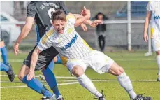  ?? FOTO: PETER SCHLIPF ?? Waldhausen (weiße Trikots) setzte sich gegen Kirchheim/Trochtelfi­ngen klar durch.