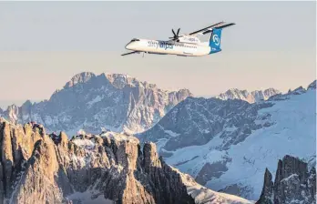  ?? FOTO: LUCA ZUCCOLO ?? Eine Maschine der Skyalps-gesellscha­ft über den Dolomiten. Eventuell fliegen die Maschinen dieser Gesellscha­ft bald auch ab Friedrichs­hafen.