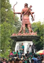  ?? ANGGER BONDAN/JAWA POS ?? UNTUNG: Suasana di depan Stadion Manahan, Solo, sebelum pertanding­an Persebaya versus PSMS pada babak 8 besar (3/2).