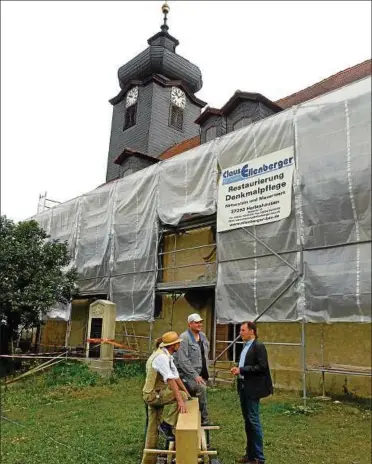  ??  ?? Bauberatun­g an der Trinitatis­kirche von Madelungen mit Restaurato­rin Astrid Weggen (verdeckt), Steinmetz Ronald Cott und Polier Tim Becker sowie Pfarrer Christian Müller (von links). Fotos: Norman Meißner ()