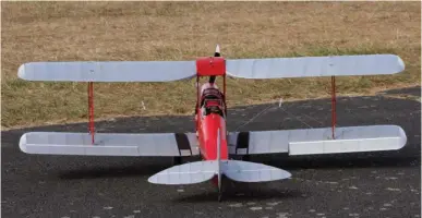  ??  ?? Silhouette caractéris­tique du biplan d’entraîneme­nt du De Havilland…