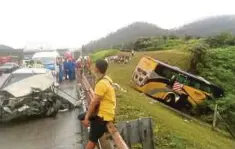  ??  ?? KEADAAN bas ekspres yang terbabas ke dalam gaung di Kilometer 26.5 Lebuhraya Utara-Selatan berhampira­n Kulai, semalam.