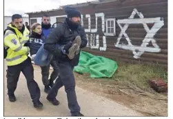  ?? (Photo AFP) ?? Les policiers ont eu maille à partir avec les colons.