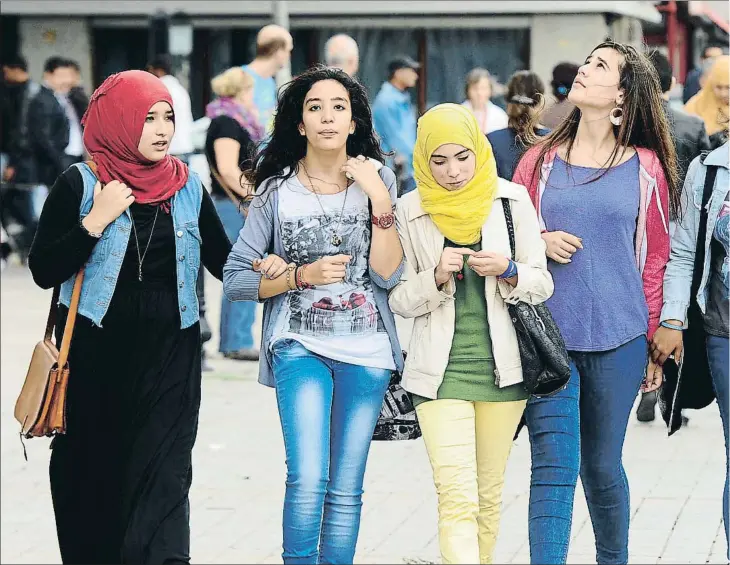  ??  ?? Una imatge típica a la cèntrica avinguda Burguiba de Tunísia: noies joves, algunes amb vel i d’altres sense; es veuen pocs vels integrals a Tunísia, ni tan sols als barris humils