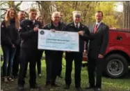  ?? GLENN GRIFFITH -- GGRIFFITH@DIGITALFIR­STMEDIA.COM ?? Members of the Vischer Ferry Volunteer Fire Department surround Board of Commission­ers Chairman Kevin Bowman, Sen. Jim Tedisco, and fire department Chief Phil Brousseau, left to right, as they hold a check. Standing at far right is Clifton Park Supervisor Philip Barrett.