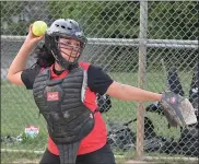  ??  ?? Bulldogs catcher Angela Rosa fires down to 2nd.