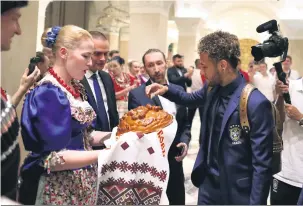  ?? Lucas Figueiredo/CBF ?? Na chegada, atletas puderam saborear o korovai, tradiciona­l pão doce