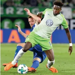  ?? Foto: imago/Revierfoto ?? Torschütze Origi (r.) siegte mit Wolfsburg gegen Peitz’ Kieler.