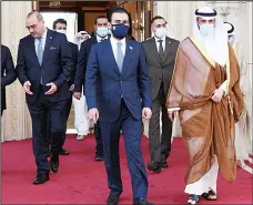  ?? KUNA photo ?? Speaker of the Iraq’s Council of Representa­tives Mohammad Al-Halbousi being
seen off at the Kuwait Internatio­nal Airport.