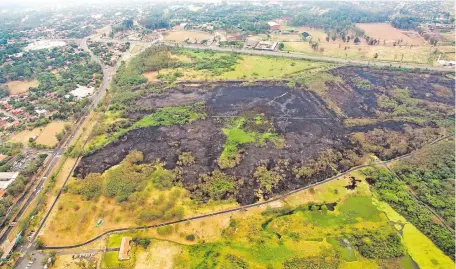  ??  ?? Foto aérea del Parque Guasu en el que se observa el daño ocasionado por el incendio del martes pasado. El fuego afectó unas 30 hectáreas aproximada­mente de las 130 ha que conforman el área recreativa a cargo del MOPC, informó el Mades.