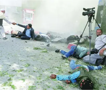  ?? REUTER/OMAR SOBHANI ?? Imagen de periodista­s durante un ataque en Afganistán