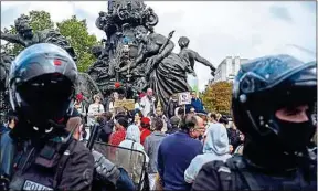  ??  ?? Une manifestat­ion antimasque a eu lieu en France, à Paris, fin août.