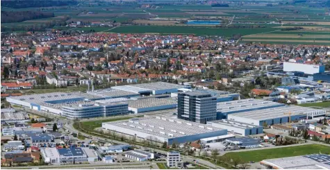  ?? Luftbild: Ulrich Wagner ?? Einer der großen bayerische­n Arbeitgebe­r: Die Maschinenb­au-Firma Grob aus Mindelheim investiert weiter kräftig.