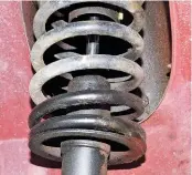  ??  ??  Failure of the top piston seal causes hydraulic oil to leak out, which is an MOT Test failure. The damper can neither be serviced, nor topped-up. However, even non-leaking dampers can be dangerousl­y ineffectiv­e.