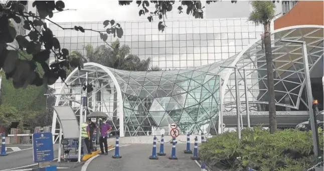  ?? // EFE ?? Varios vigilantes, ayer en la entrada del centro hospitalar­io de la ciudad de Sao Paulo en el que está ingresado Pelé