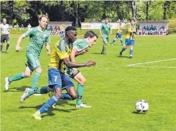  ?? FOTO: MICHAEL PANZRAM ?? Kaum zu stoppen: Malick Dambel (FC Leutkirch, links) im Zweikampf mit Nils Bühler (FC Isny, rechts), dahinter Nico Schüle (FC Isny).