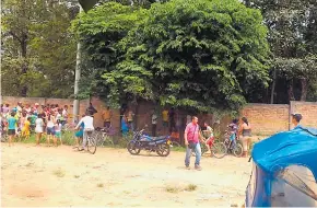  ?? CORTESíA ?? Un grupo de curiosos observa el lugar donde hallaron al menor de 4 años sin vida.