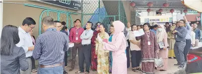  ??  ?? KAKITANGAN LHDN berkumpul di kawasan yang selamat selepas keluar dari bangunan pejabat.