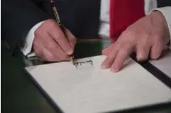  ?? © afp ?? De nieuwe president tekent zijn kabinetsno­minaties.