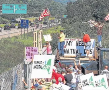  ?? JEFF MILLER — THE ASSOCIATED PRESS Y SUN-BULLETIN ?? Demonstrat­ors rally as the presidenti­al motorcade passes by Otsiningo Park on Friday in Binghamton. Supporters and opponents of fracking lined the route being taken Friday by visiting President Barack Obama.