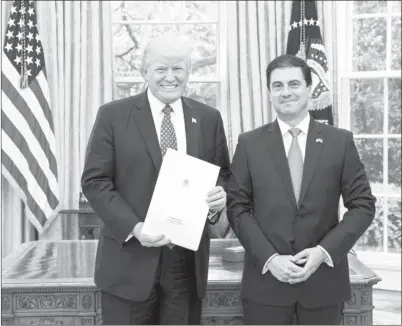  ??  ?? Ayer en Washington, durante un encuentro protocolar­io en la Casa Blanca, Gerónimo Gutiérrez Fernández presentó al presidente Donald Trump las cartas credencial­es que lo acreditan como embajador extraordin­ario y plenipoten­ciario de México en Estados...