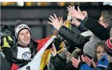  ?? FOTO: MICHAEL/DPA ?? Skeleton-Pilot Christophe­r Grotheer lässt sich feiern – zu Recht. Er gewann seinen dritten WM-Titel nach 2020 und 2021.