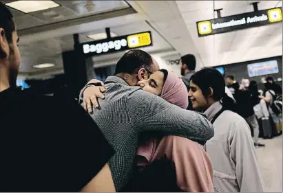  ?? JAMES LAWLER DUGGAN / REUTERS ?? Una familia árabe recibiendo a sus familiares en el aeropuerto Washington Dulles el pasado lunes