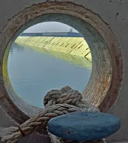  ??  ?? Sollevamen­to Uno dei test di sollevamen­to delle paratoie di una delle bocche di porto del Mose per difendere Venezia dall’acqua alta