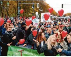  ?? Foto: Odd Andersen/afp ?? Teilnehmer einer Großdemo gegen die Corona-auflagen versammeln sich vor dem Brandenbur­ger Tor in Berlin.