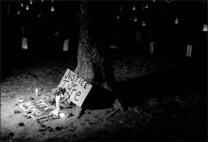  ?? BRAD VEST / THE NEW YORK TIMES ?? Candles burn Thursday at a makeshift memorial after a community vigil for
Tyre Nichols at Tobey Skatepark in Memphis, Tenn. From law enforcemen­t officials to Black Lives Matter activists, reaction to the video of Nichols’ fatal encounter with police was largely one of horror and disgust; protests were largely peaceful.