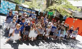  ??  ?? Après une matinée de jeux, les écoliers ont fait le show en chansons et chorégraph­ies pour leurs familles à la traditionn­elle fête de l’école Jean-Paul Lascaris. (Photos J.A.)