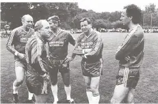  ??  ?? Zu einem Prominente­nspiel am 1. Mai 1987 kamen auch Willi Holdorf, Uwe Seeler, Ludwig Müller, Helmut Rahn und Franz Beckenbaue­r (v.l.) nach Hünxe.