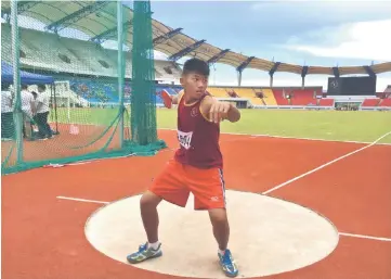  ??  ?? Wong Yu Kiong of Sarikei threw to a new distance of 48.90m in the Boys U14 discus.