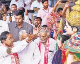  ?? KUNAL PATIL/HT PHOTO ?? TRS leader Kalvakuntl­a Chandrasek­har Rao showers flower petals on a statue of Telangana Thalli (mother goddess of Telangana), after the party’s victory on Tuesday