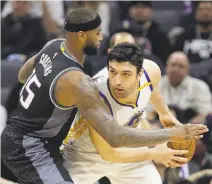  ?? Rich Pedroncell­i / Associated Press ?? Sacramento center DeMarcus Cousins was held to 17 points on 4-for-11 shooting Sunday by the Warriors’ Zaza Pachulia.