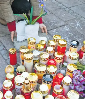  ??  ?? Kerzen zum Gedenken an den Neunjährig­en, der vergangene Woche in Wien-Landstraße von einem Lkw erfasst worden war. Er befand sich im toten Winkel des Fahrers.