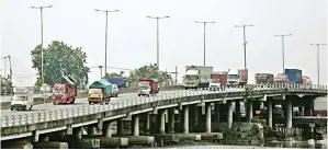  ?? AHMAD KHUSAINI/JAWA POS ?? LALU-LALANG: Aktivitas kendaraan di tol Surabaya−Gempol kemarin (13/1).