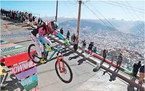  ?? ?? Un ciclista recorre el descenso “downhill 400” este 21 de mayo de 2023, en La Paz (Bolivia).
EFE