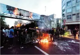  ?? ?? CONFLICTO.
Pelea entre manifestan­tes y la policía, en una protesta en Teherán.